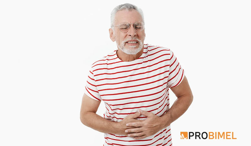 Hombre mayor con dolor de estómago, imagen representativa del blog sobre gastritis y Probimel.